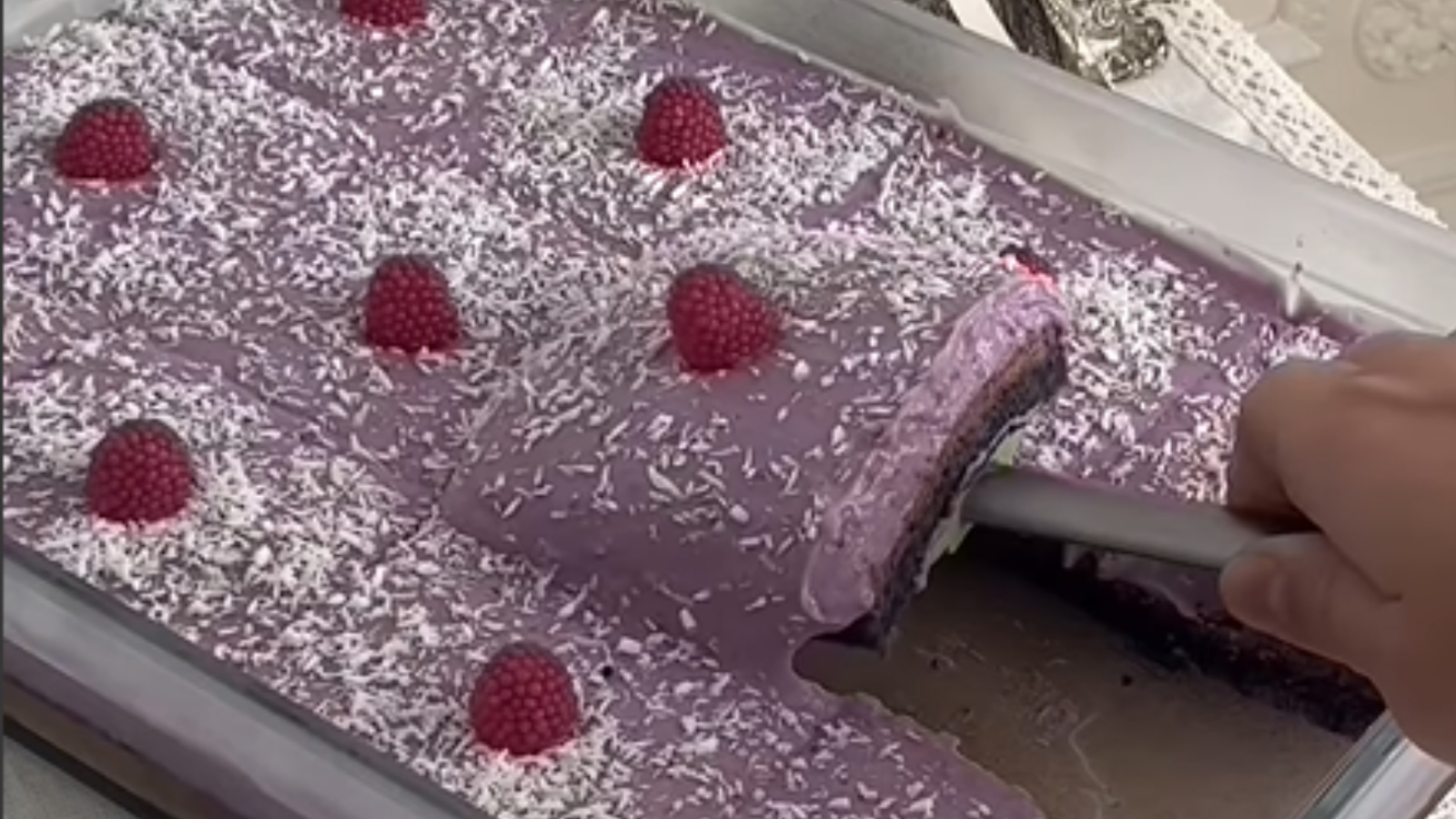 Mor rengine hayranları çok! Siyah havuçlu muhallebili kek tarifi nasıl yapılır?