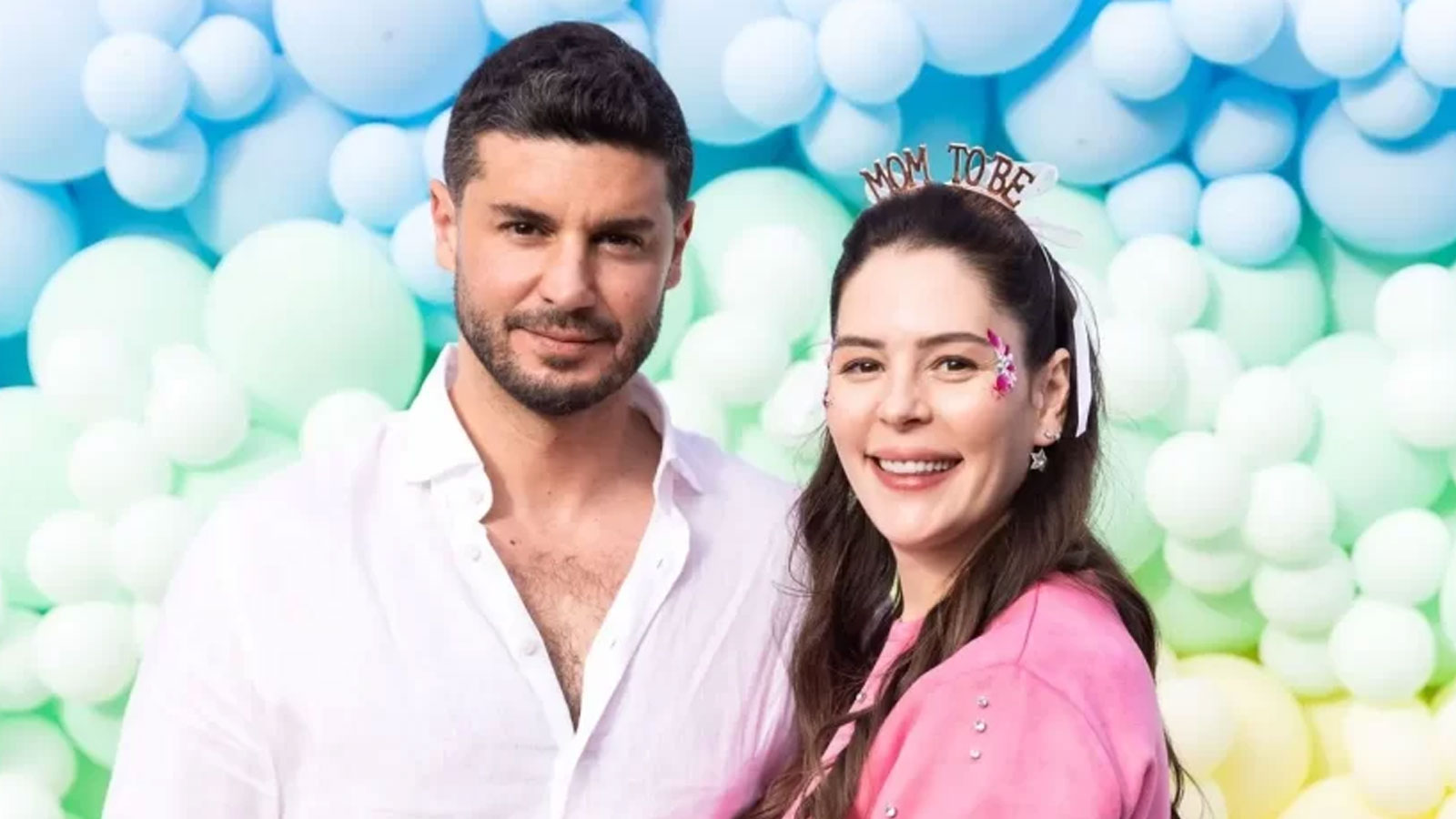 Mutluluktan uçuyorlar! Yıldız Çağrı Atiksoy ve Berk Oktay çiftinden baby shower partisi