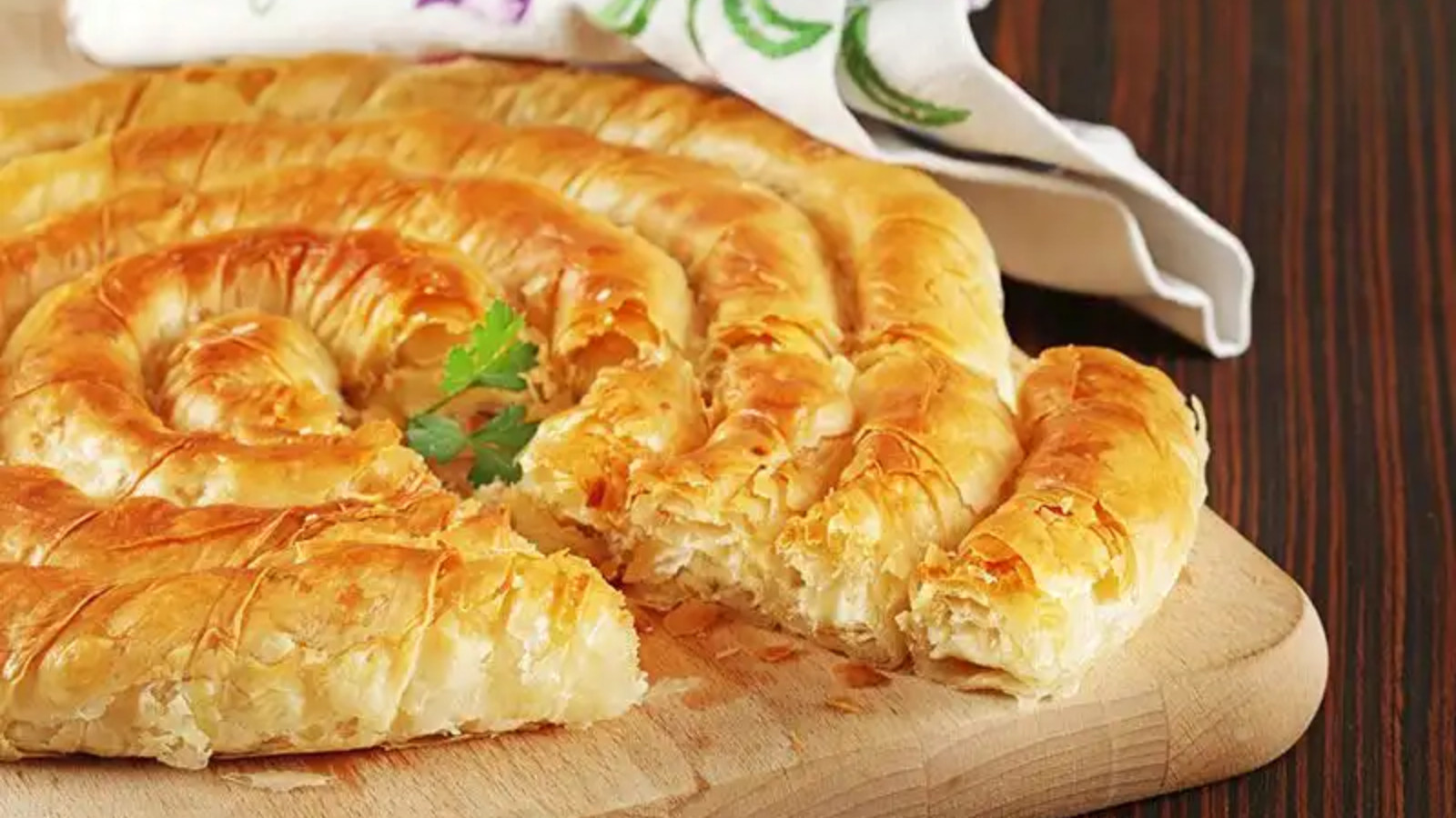 Bayram sabahlarına tat katacak enfes bir lezzet: Çarşaf böreği tarifi nasıl yapılır?