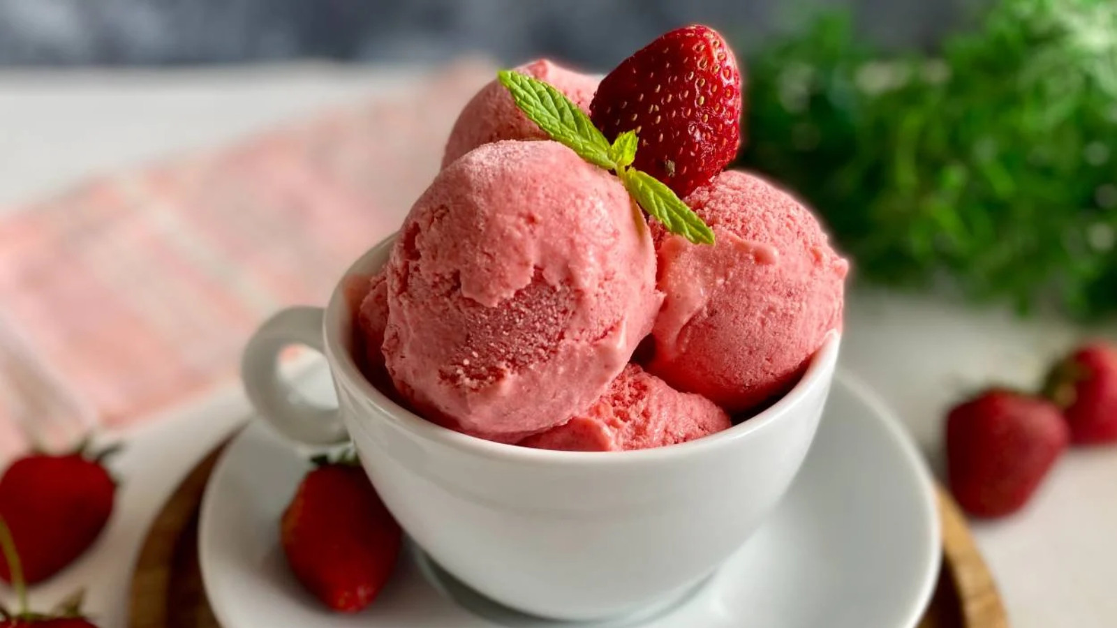 Dondurma tutkunlarına özel: Kolayca hazırlanan 4 malzemeli çilekli dondurma