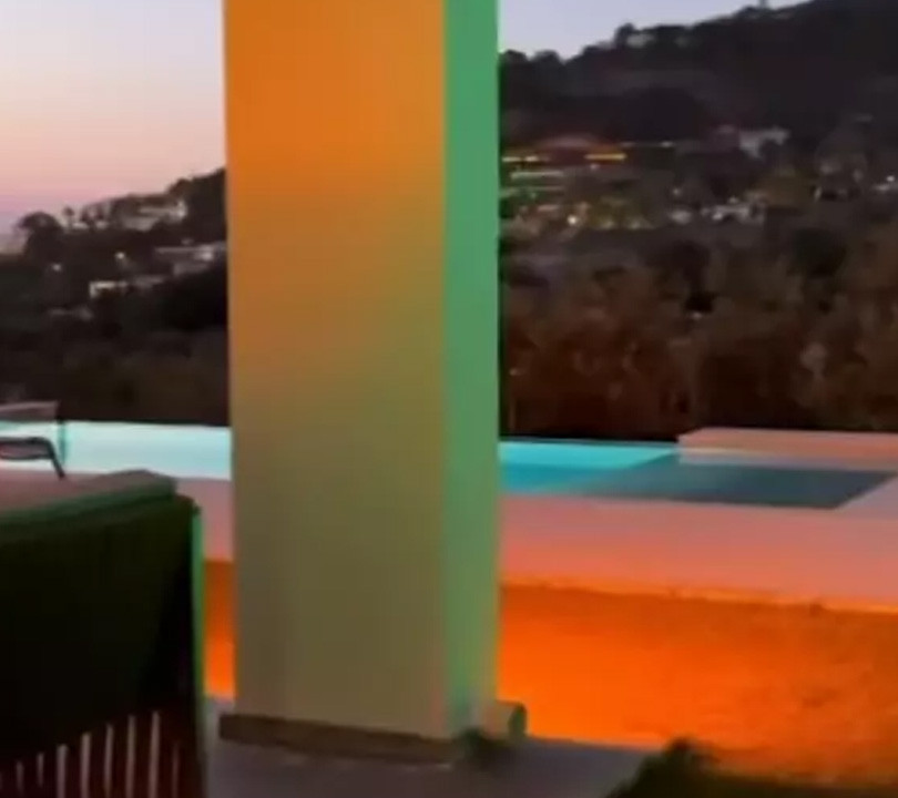 Türkücü Ceylan Bodrum'daki evinin manzarasını paylaştı! Havuzu dikkat çekti