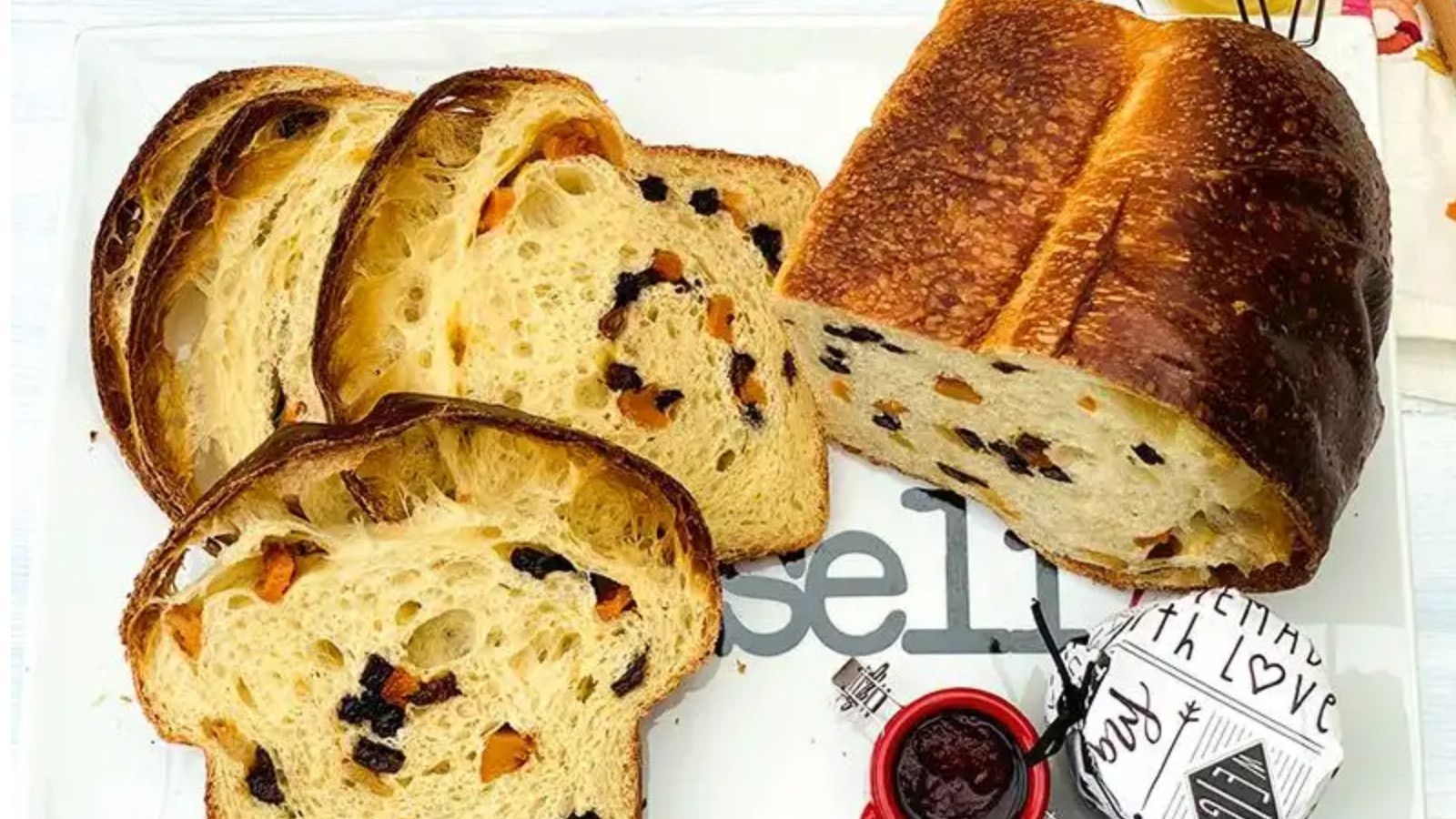 Kahvaltıya renk katacak tarif: Kuru meyveli tepsi ekmeği