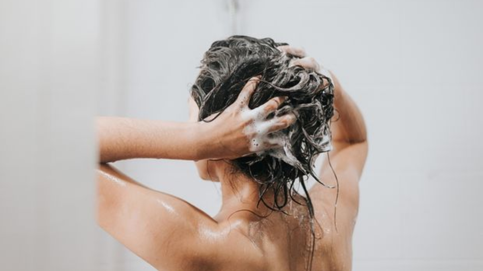 Saçlar neden iki kez yıkanmalı? Dermatologlar açıklıyor
