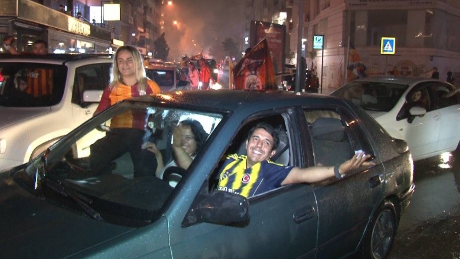 Fenerbahçe formalı eş, Galatasaray kutlamalarında: Yıllardır aynı derdi çekiyorum