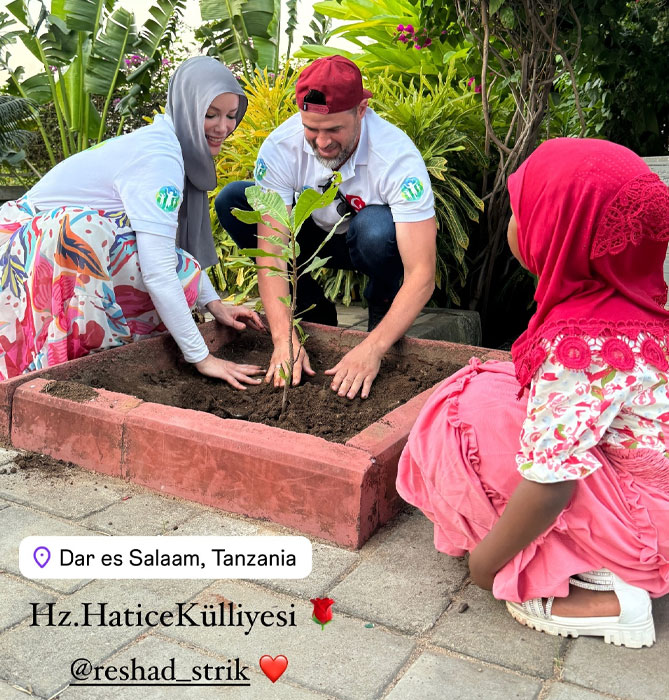 Çiçeği burnunda çift kalpleri ısıttı! Gamze Özçelik ve eşi Reshad Strik Hazreti Hatice Külliyesi'nde çiçek ekti