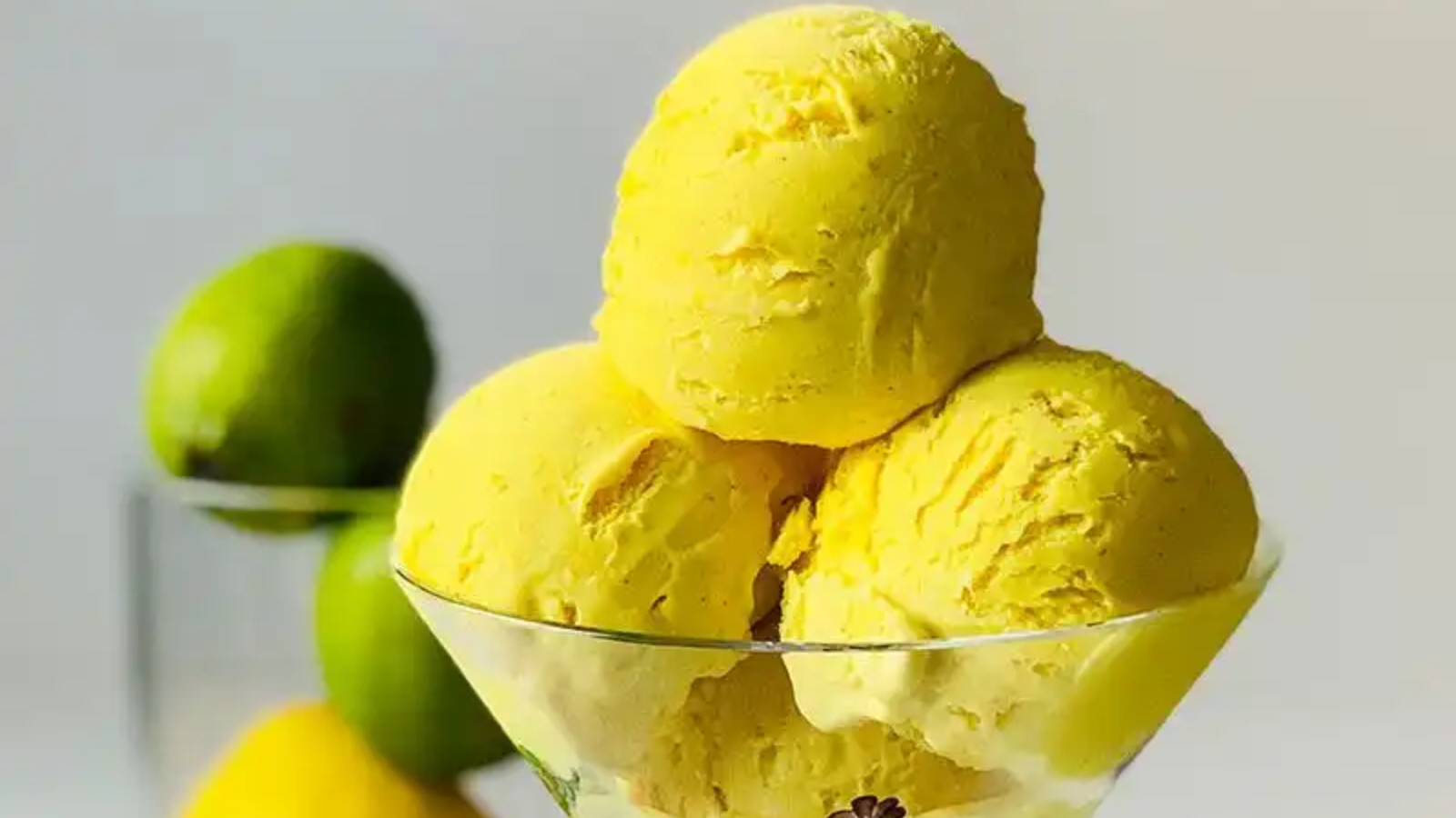 Buz gibi ferahlatıcı limon soslu zerdeçallı dondurma tarifi nasıl yapılır?