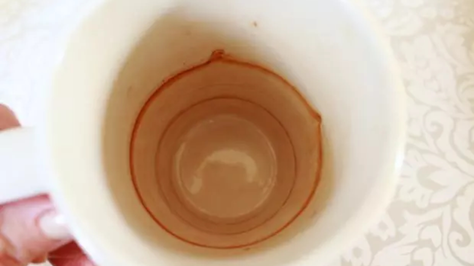 Bardaktaki çay ve kahve lekelerini 3 dakikada yok ediyor, çamaşır suyundan daha etkili yöntem