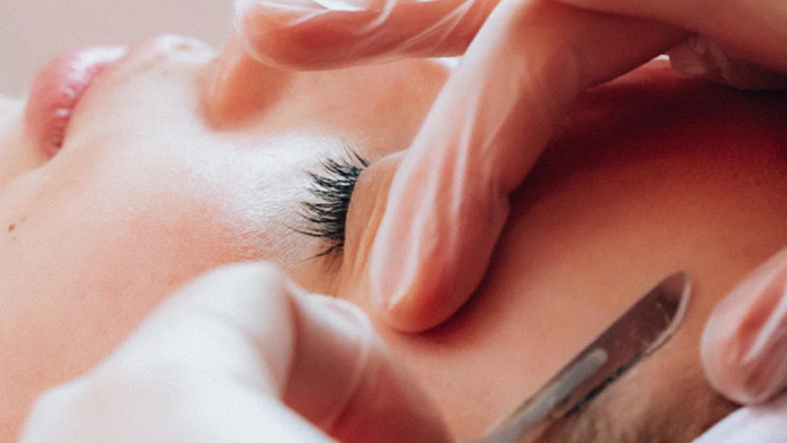 Pürüzsüz cilt isteyenlerin yeni modası dermaplaning nasıl uygulanır?