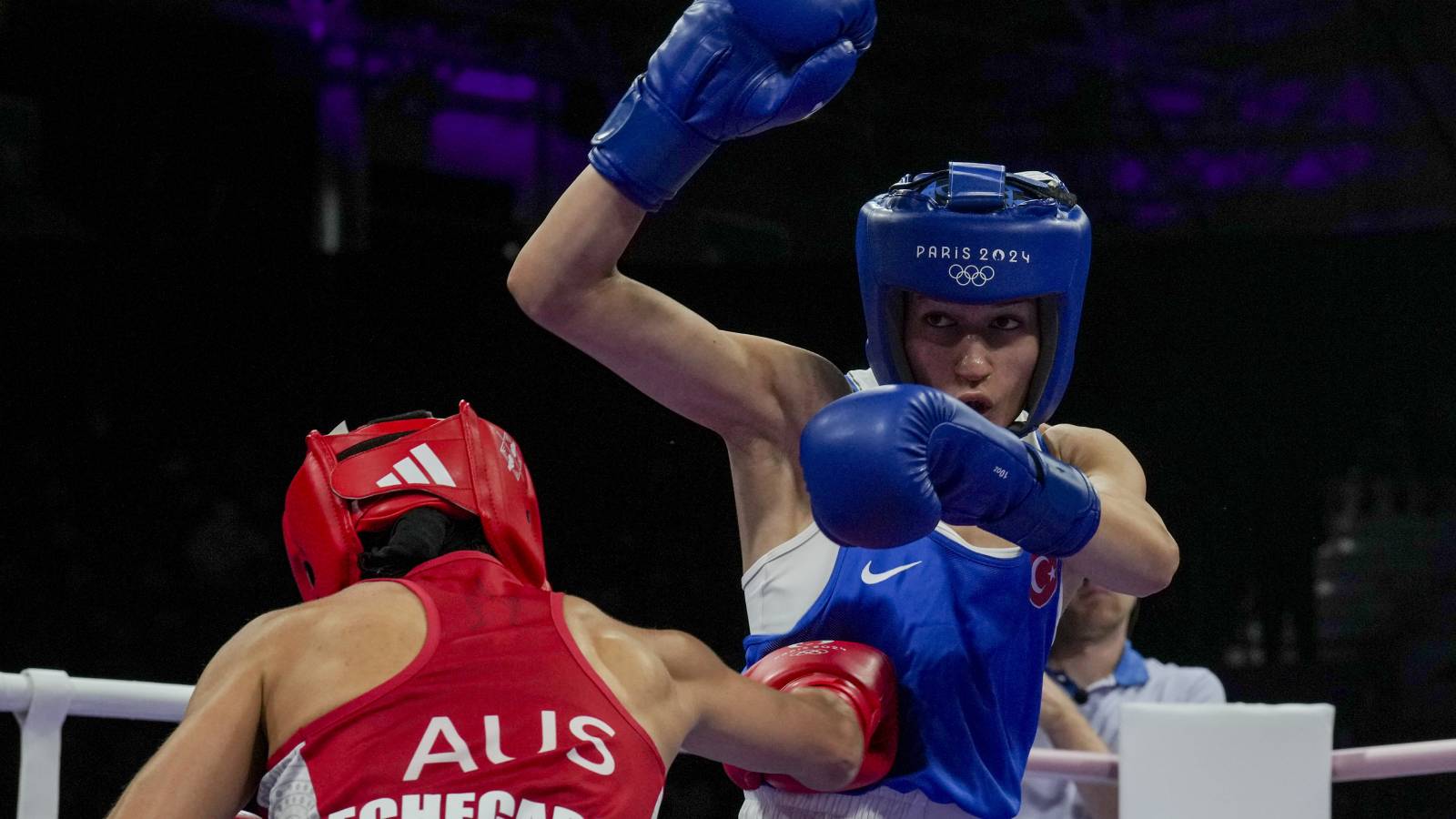 Milli Boksör Hatice Akbaş Türkiye'yi gururlandırdı! Paris 2024'te yarı finale yükseldi