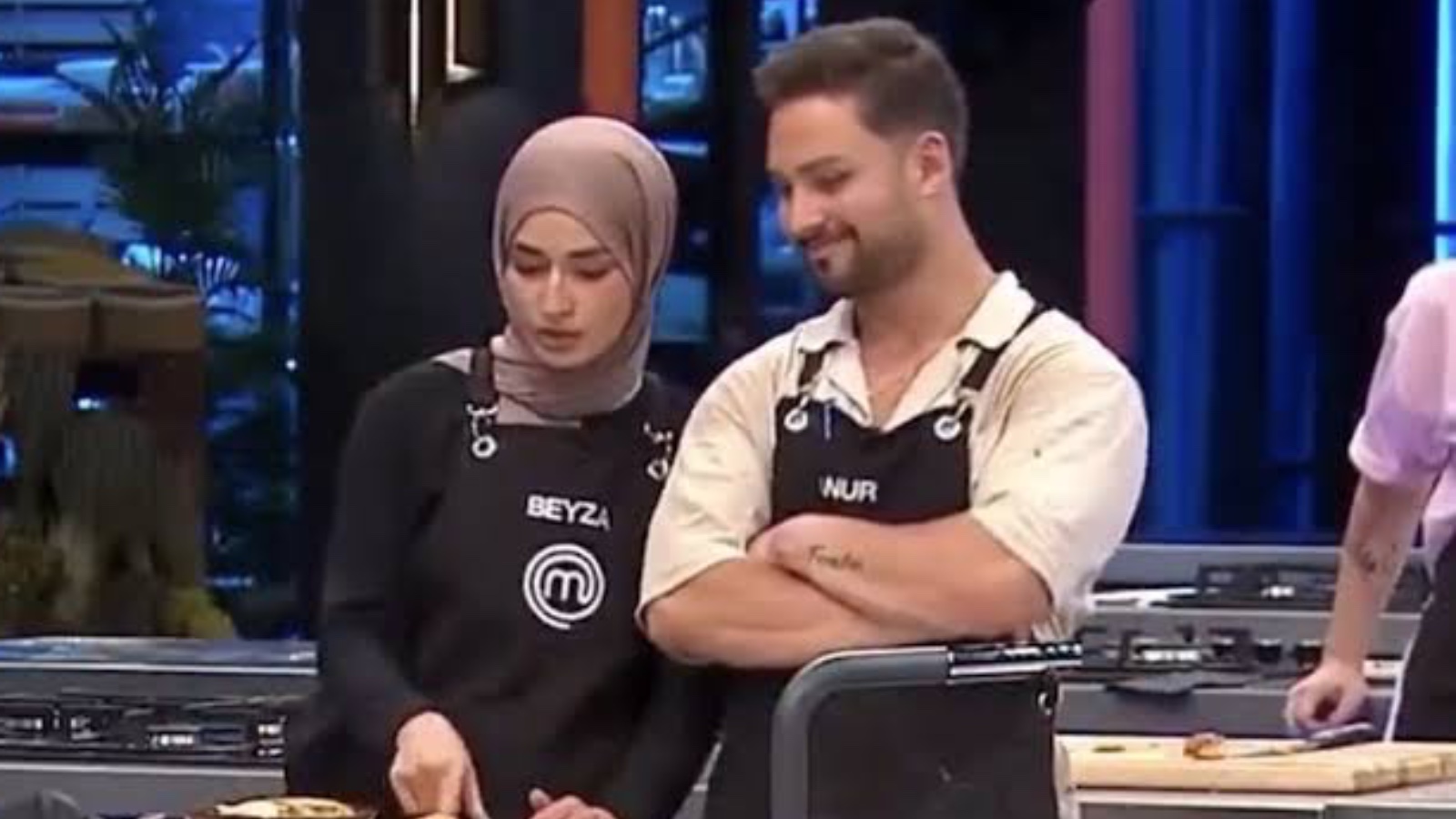 MasterChef’te bu kez ateş bacayı sardı! Beyza’yla Onur aşk mı yaşıyor? O bakış…