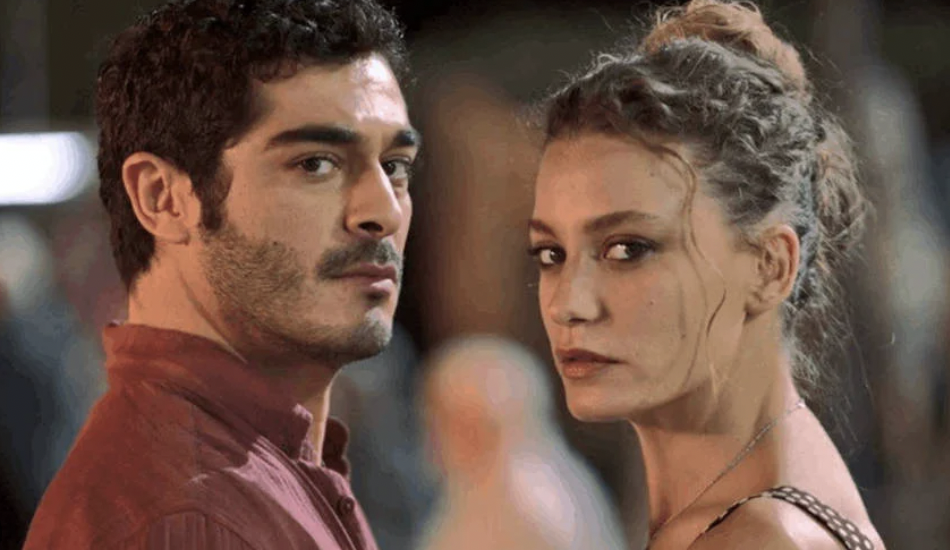 ''Şahmeran'' dizisinden yeni kare geldi! Burak Deniz ve Serenay Sarıkaya eğlenceli halleriyle dikkat çekti