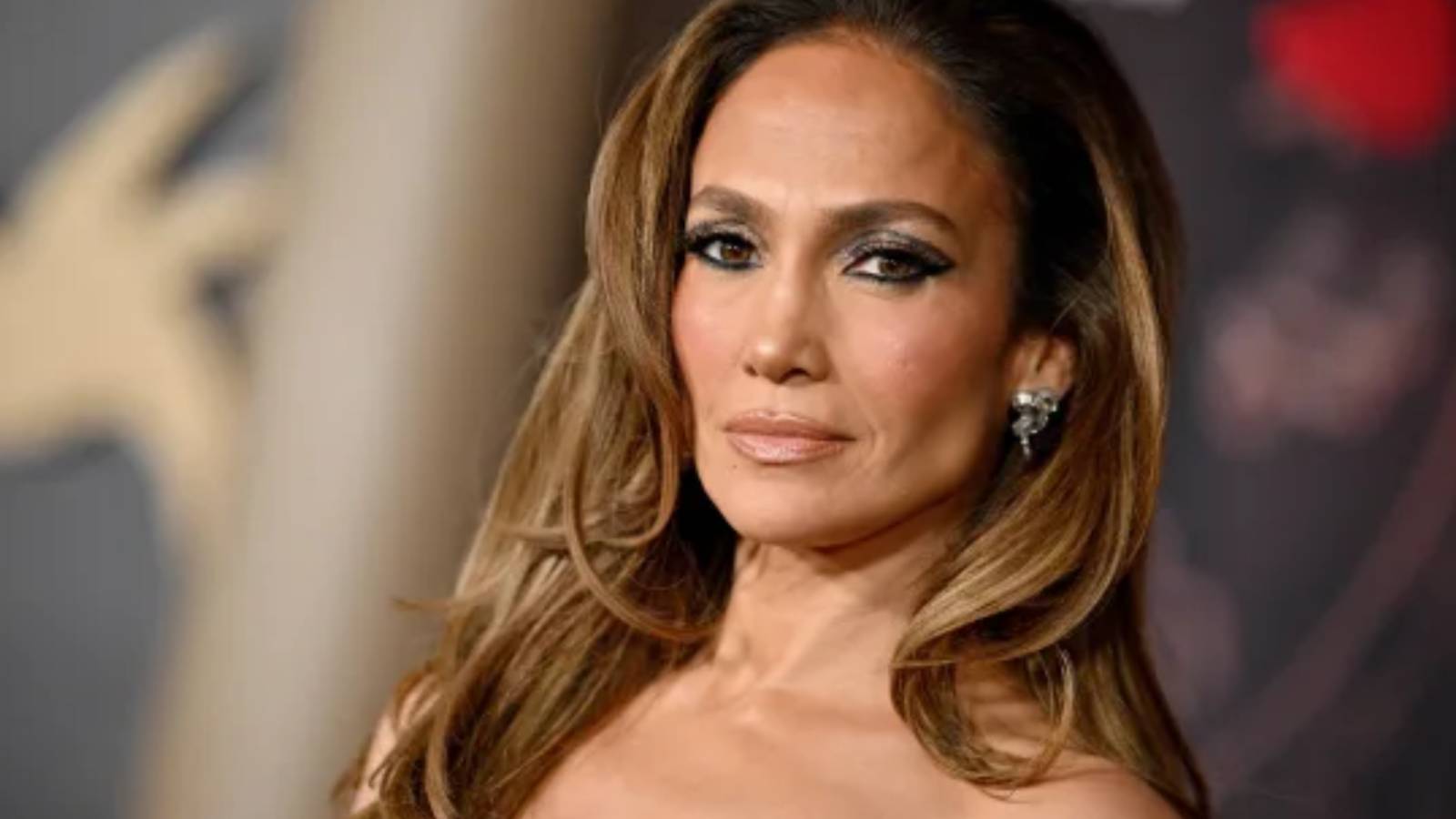 Zor günler geçiren Jennifer Lopez her durumda zarafetini koruyor