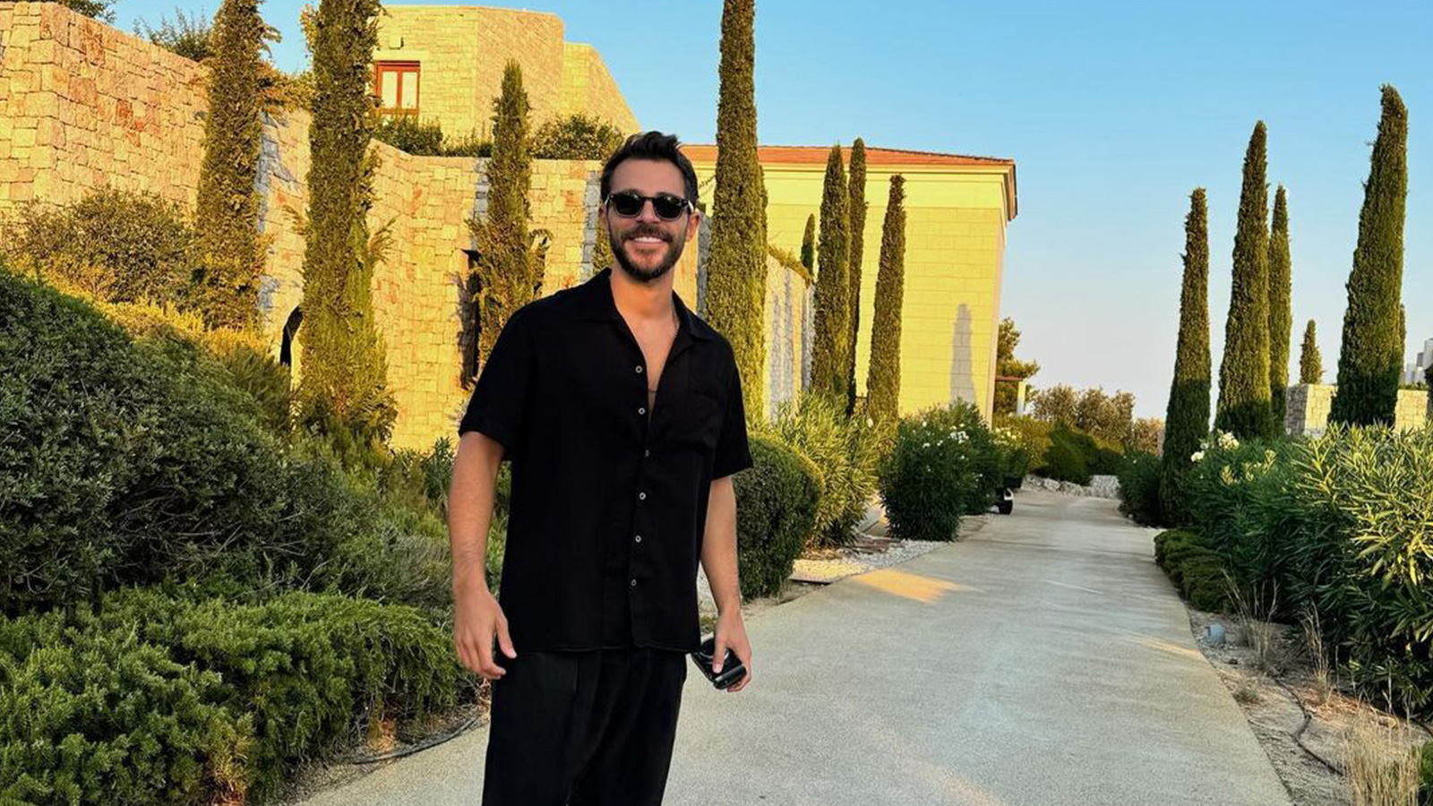 Hakan Sabancı'dan Hande Erçel'e Porto Heli'de tatil pozları! "Güzel fotolar çeken çift"