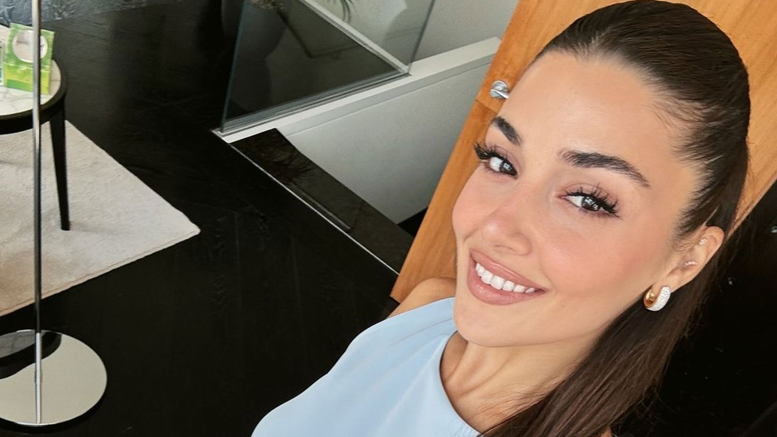 Bitmeyen tatiliyle adından söz ettiren Hande Erçel'den yeni tatil kareleri geldi