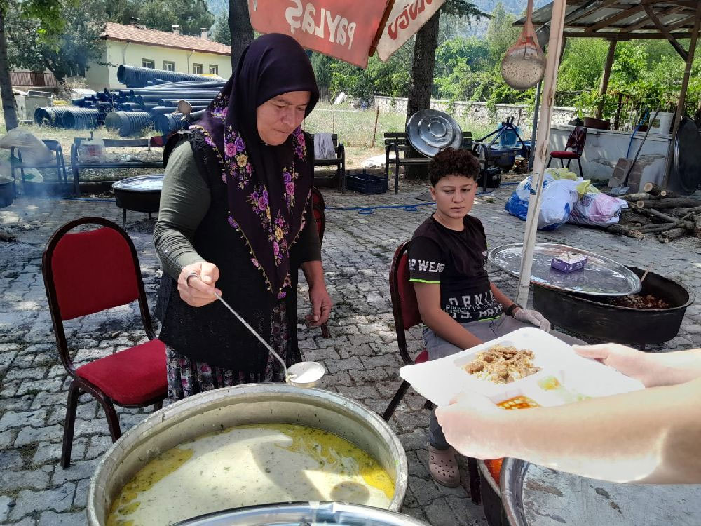 Evlat acısıyla sarsılan Safiye Soyma oğlu için dualar okutup yemek dağıttı