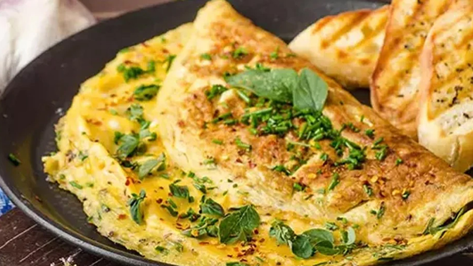 Puf puf börek tadında omlet tarifi! Hamur işinden uzak durmak isteyenlere