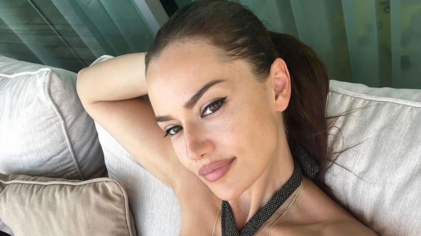 Burak Özçivit'ten Fahriye Evcen’e dev çiçek buketi: Kerem ile fotoğrafları kalpleri ısıttı