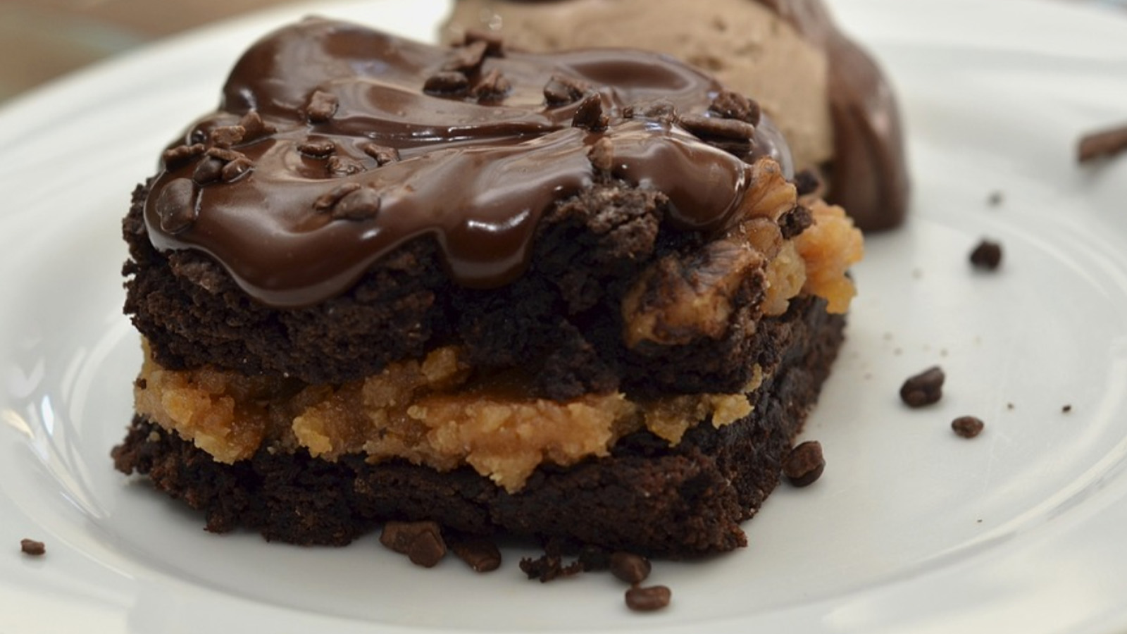 Sosyal medya bu lezzeti konuşuyor: 4 malzemeli şekersiz fit Brownie tarifi