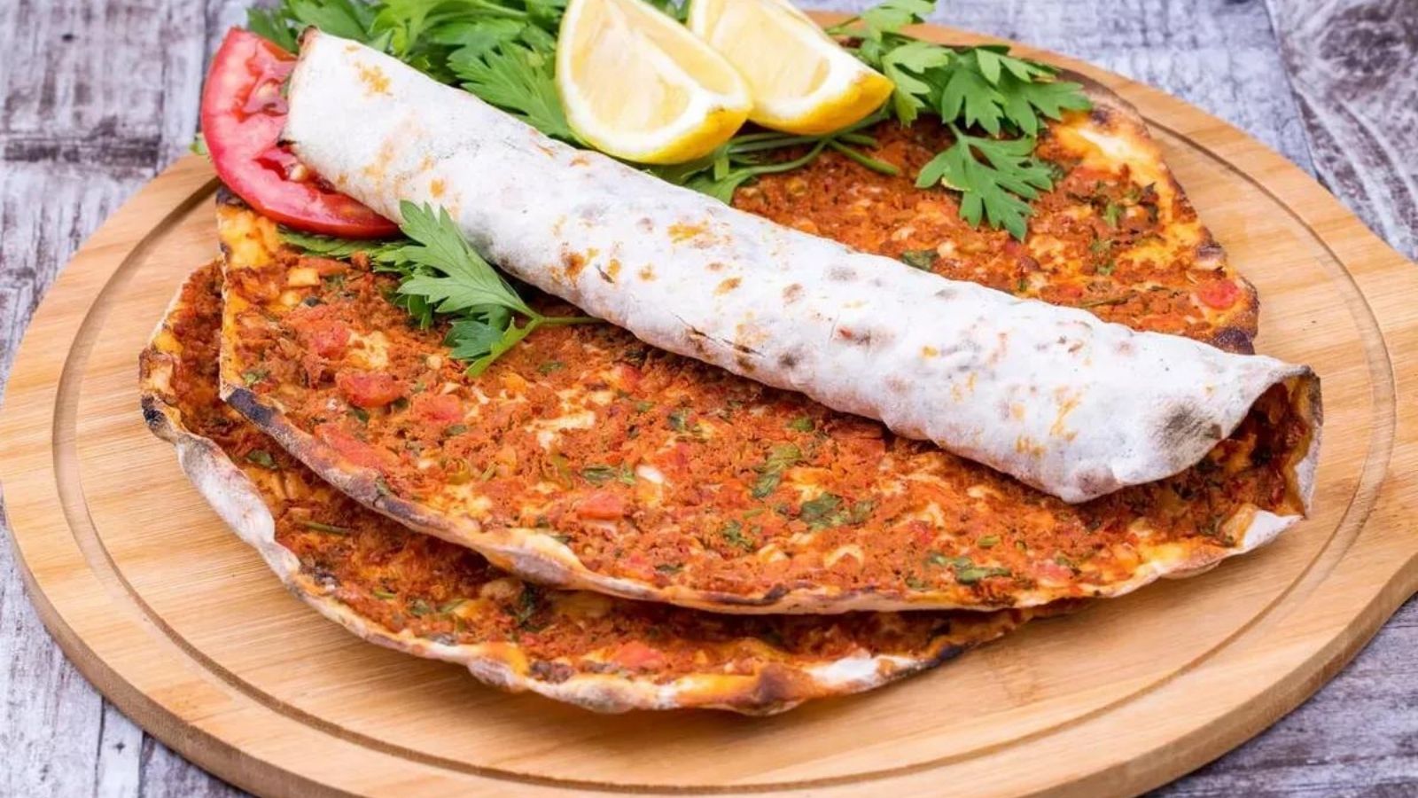 MasterChef lahmacun tarifi! En lezzetli lahmacun nasıl yapılır? Lahmacun malzemeleri nelerdir?