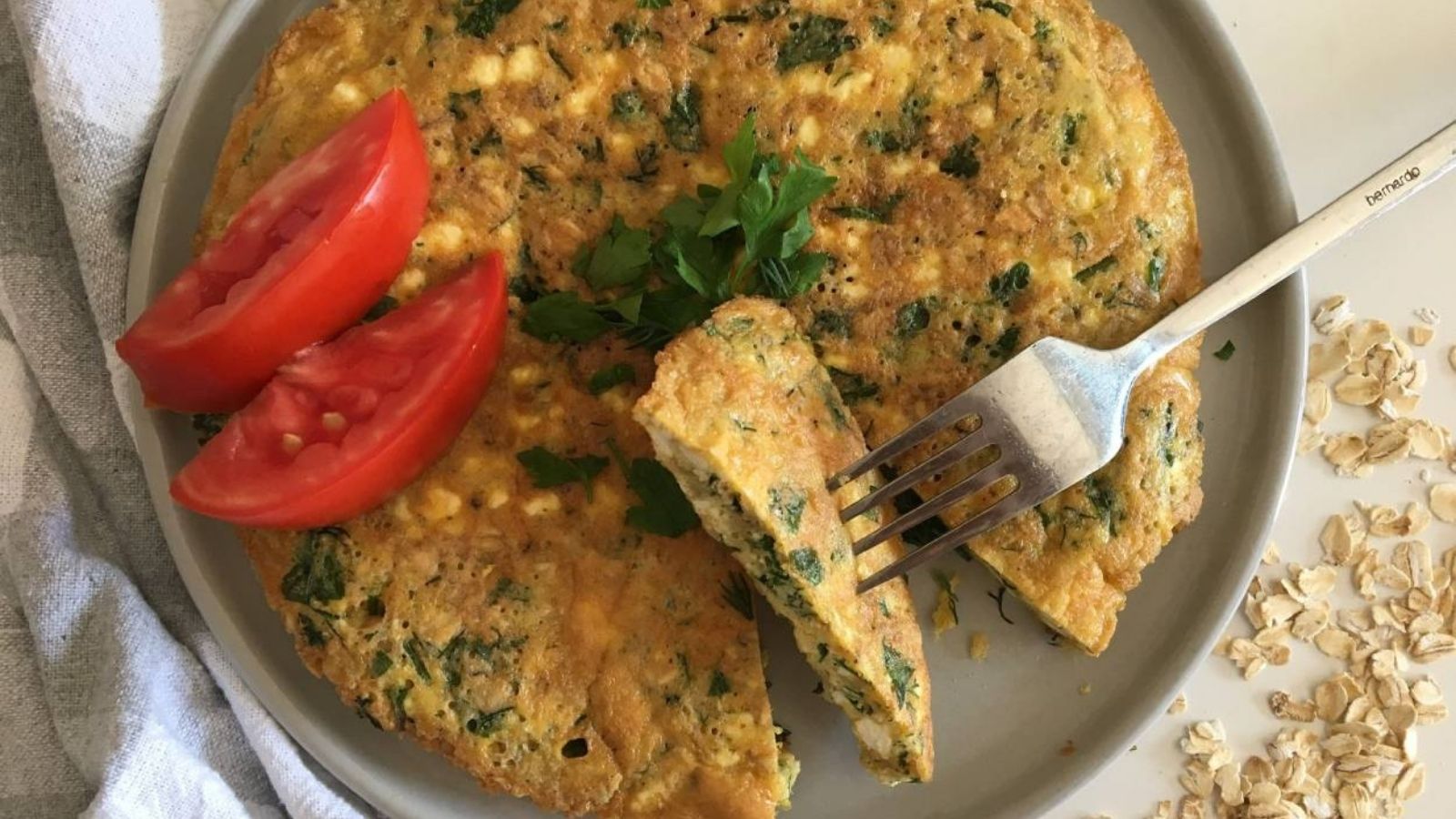 Sağlıklı ve düşük kalorili yulaflı omlet tarifi! Uzun süre tok tutuyor…