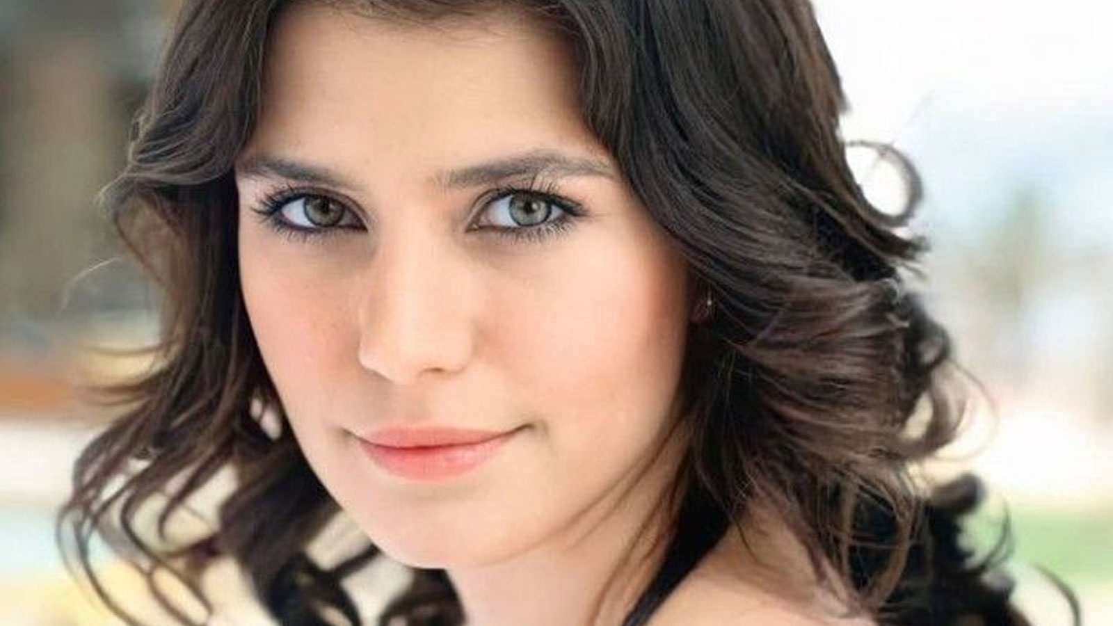 Beren Saatli Gizli Dolap filmine bomba iki başrol! Ünlü iki isim daha filmin kadrosuna dahil oldu