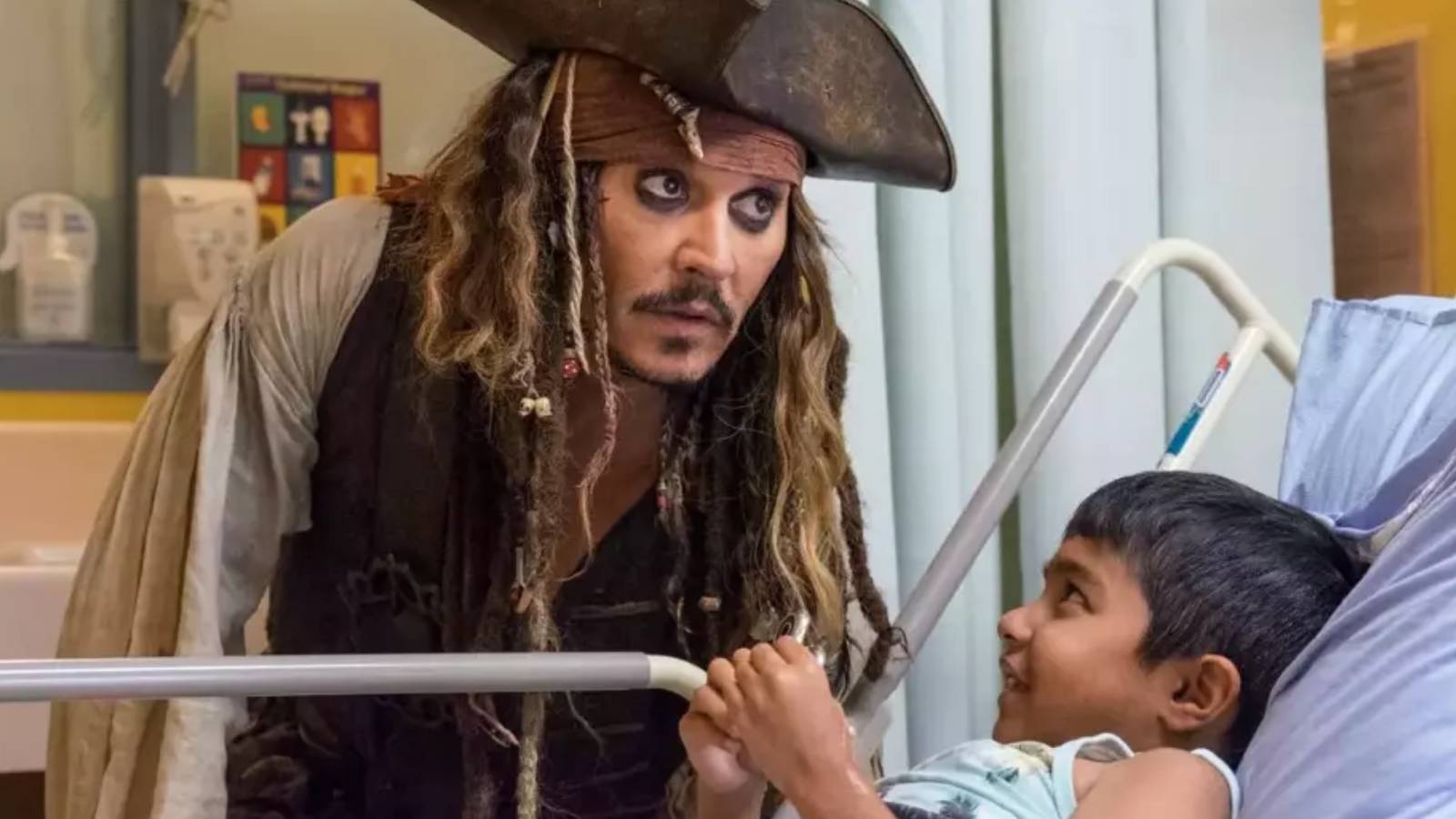 Johnny Depp’ten sürpriz ziyaret! Kaptan Jack Sparrow kılığında hasta çocukları sevindirdi