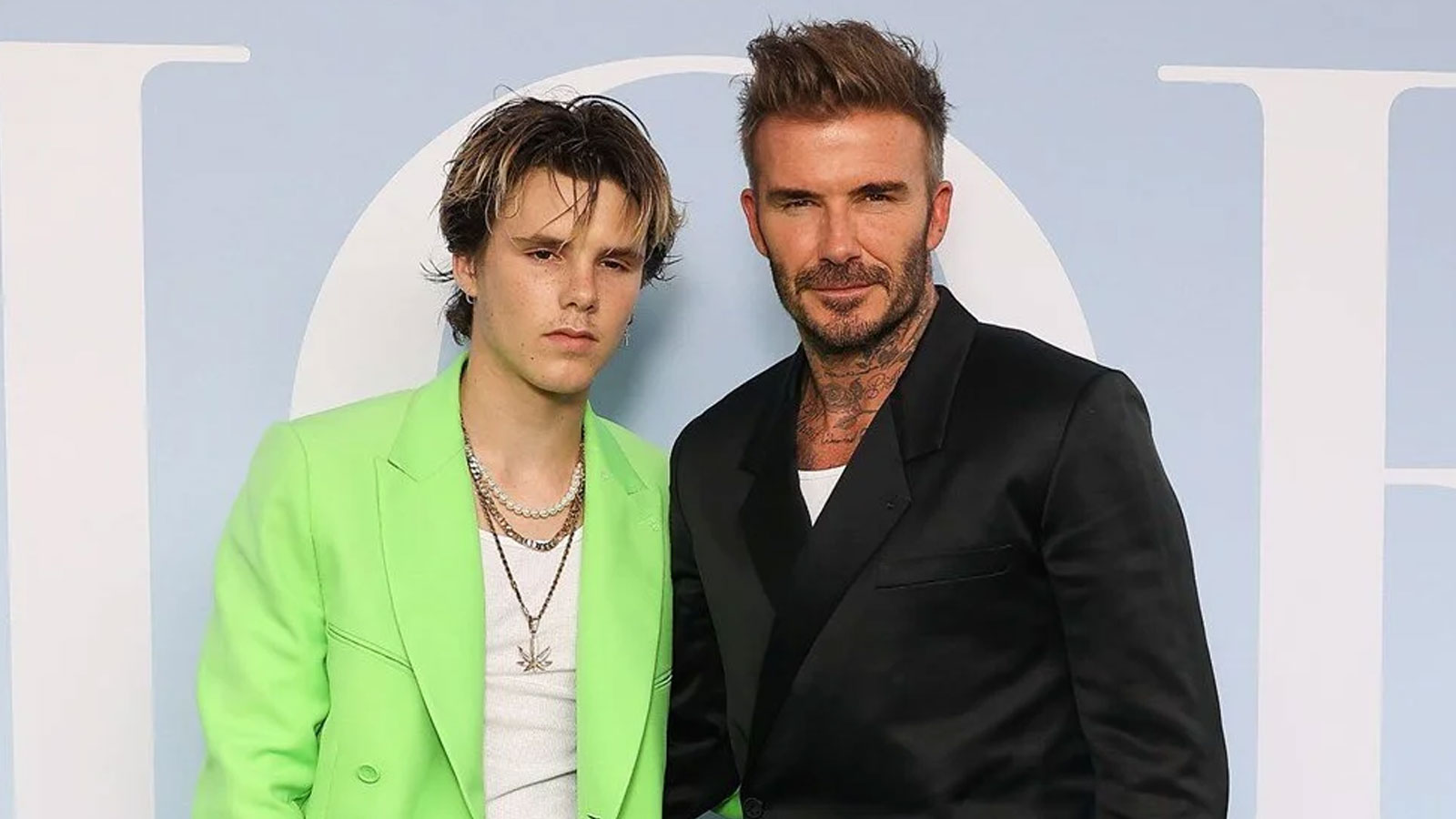 Victoria Beckham görmesin! David Beckham'ın oğlu Cruz kendisinden 10 yaş büyük sevgilisini kucağında taşıdı