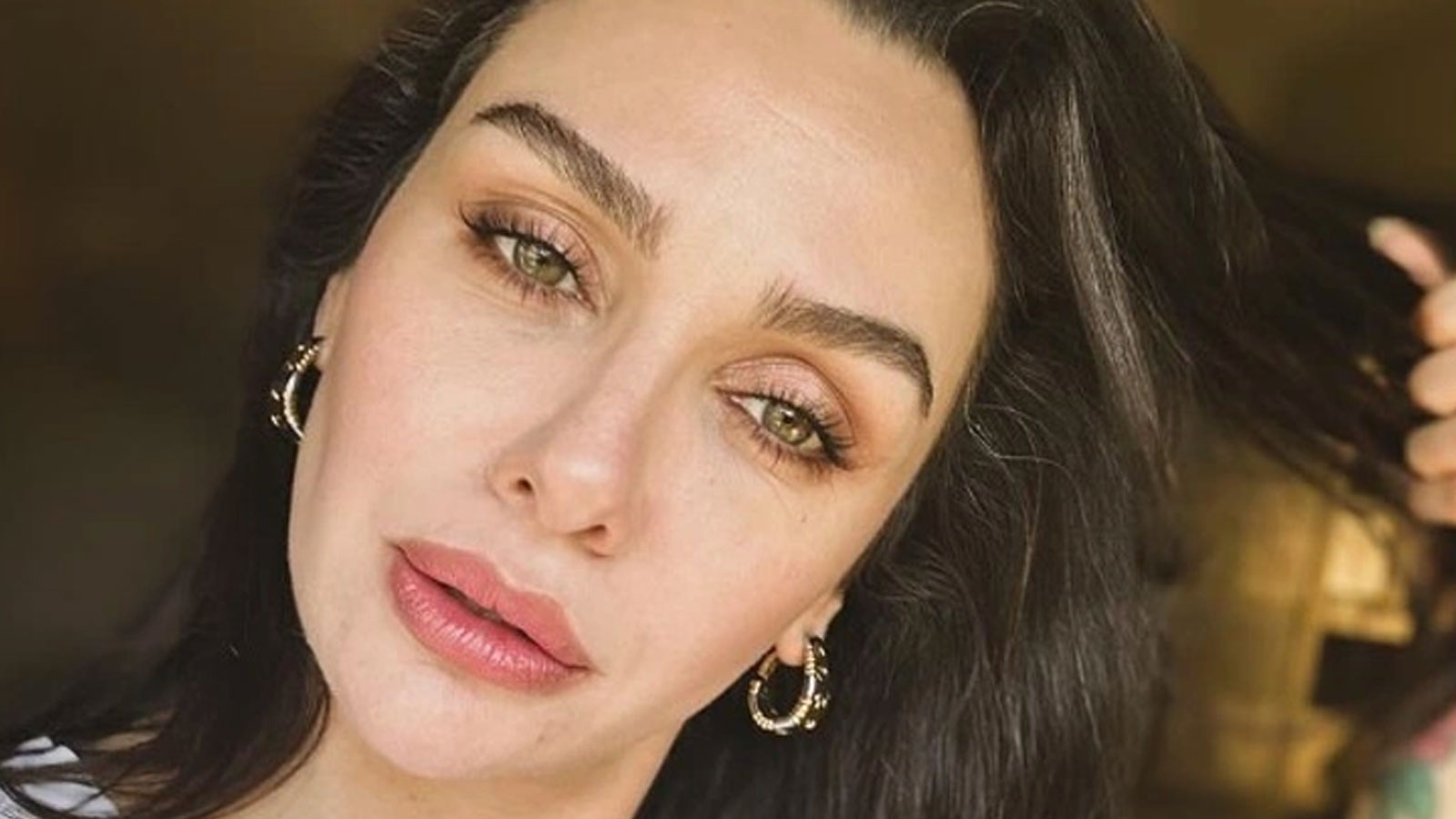 Birce Akalay&#039;dan ayna pozu! Fotoğraftaki detay dikkat çekti