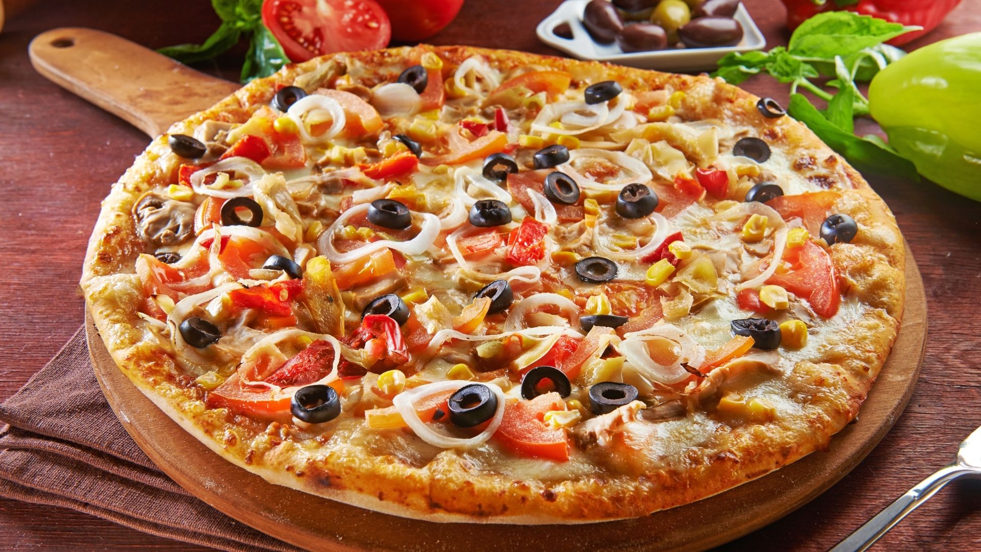 Pizza yüksek kalorili bir fast food olduğundan sık ve çok miktarda yenilmesi kilo almaya neden olacaktır.