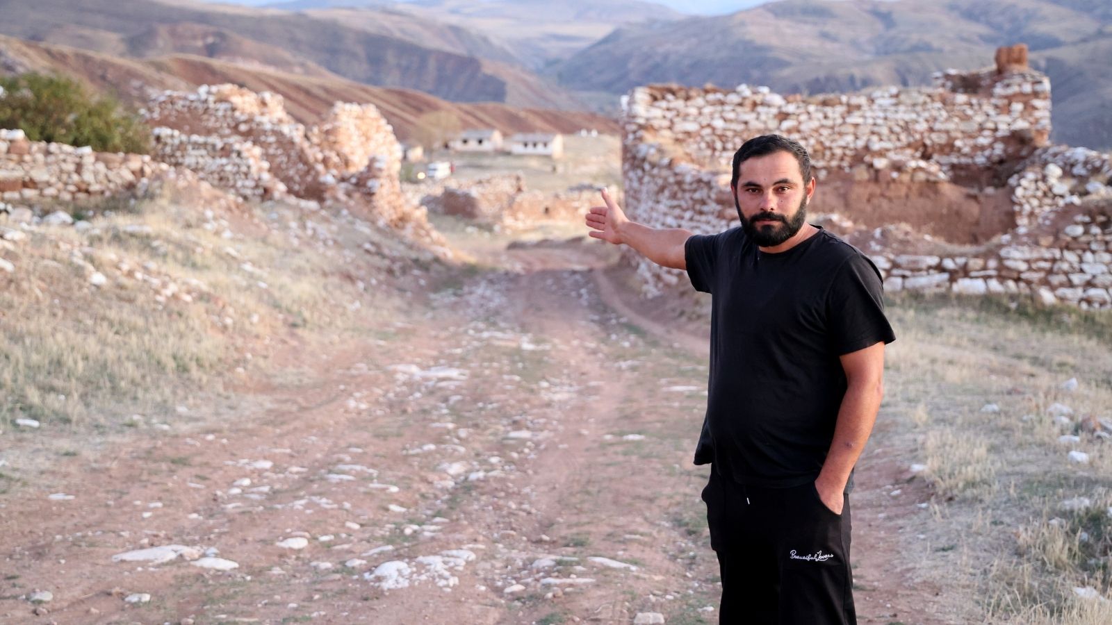 46 yıl önce terk edilmiş 400 yıllık köy! Film sahnelerini aratmıyor