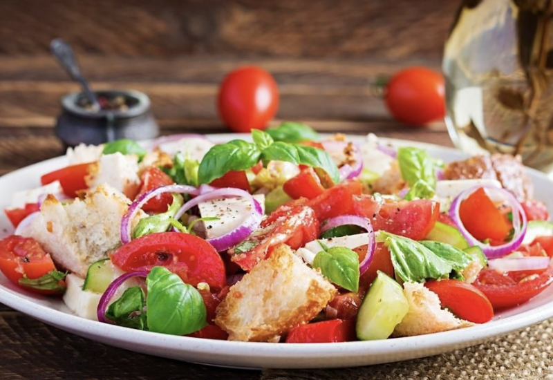 Bu tarif için ekmek bayatlatılır, İtalyanların meşhur sokak lezzeti: Panzanella tarifi