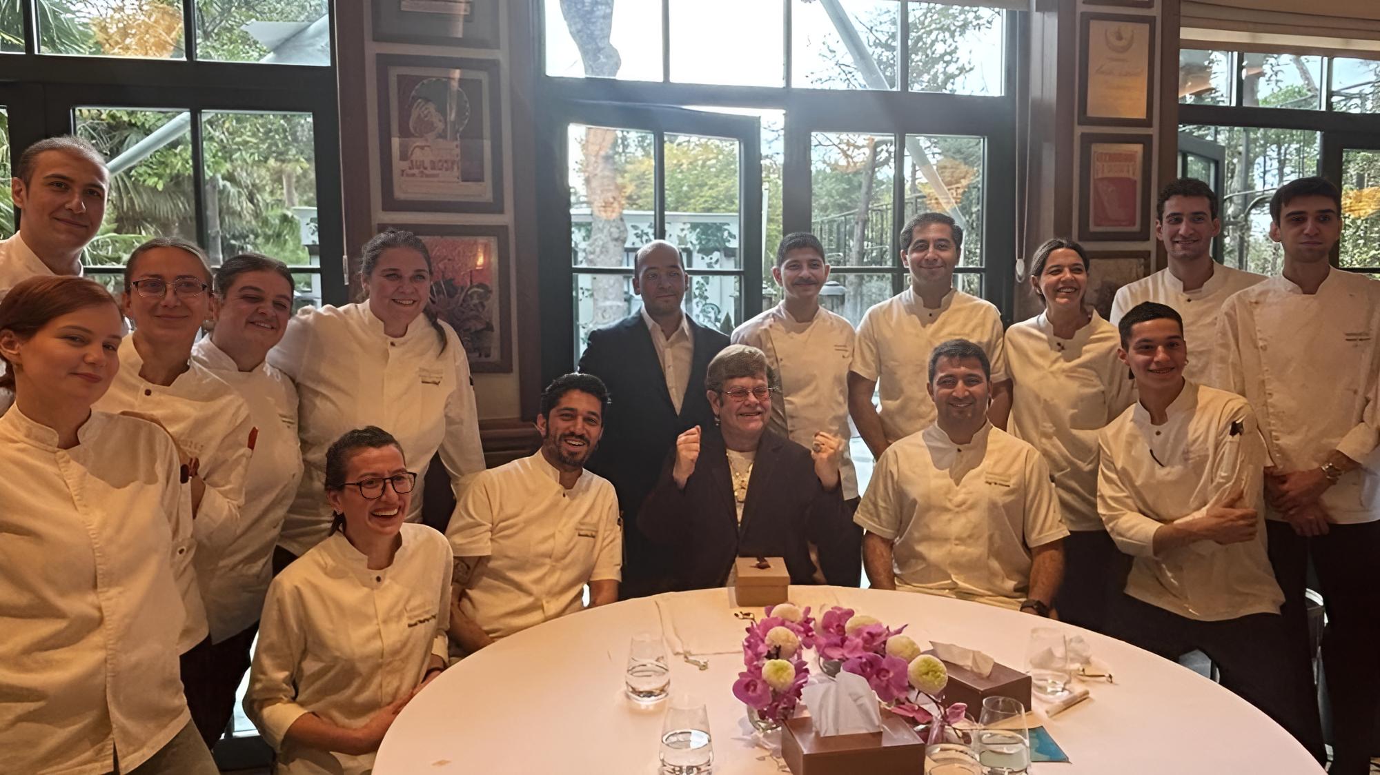 Elton John İstanbul&#039;da Ömer Koç&#039;un restoranında yemek yedi 