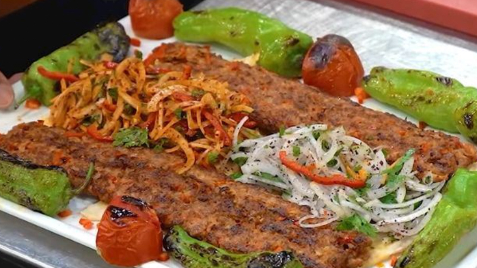 Masterchef yarışmacılarının ter döktüğü yemek: Püf noktalarıyla enfes Adana kebap tarifi!