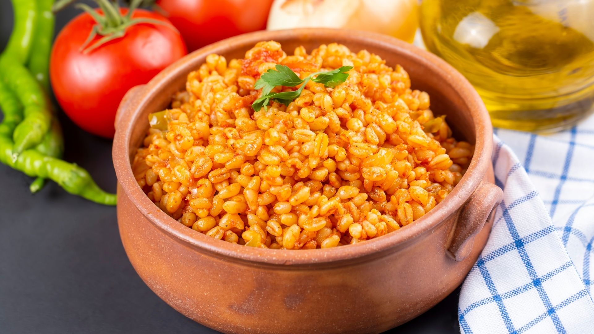 2 kişilik bulgur pilavı için 1,5 su bardağı bulgur gereklidir.