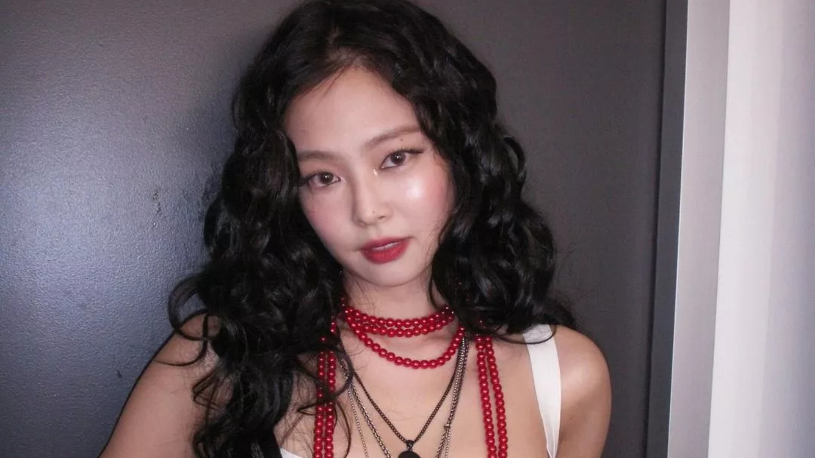 K-Pop Yıldızı Jennie&#039;nin favori manikür trendi: Aura tırnaklar