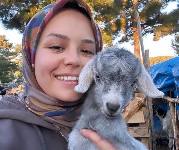 Sosyal medya fenomeni Gezen Oğlak’ı arılar soktu! Ünlü fenomen o anları sosyal medya hesabından paylaştı