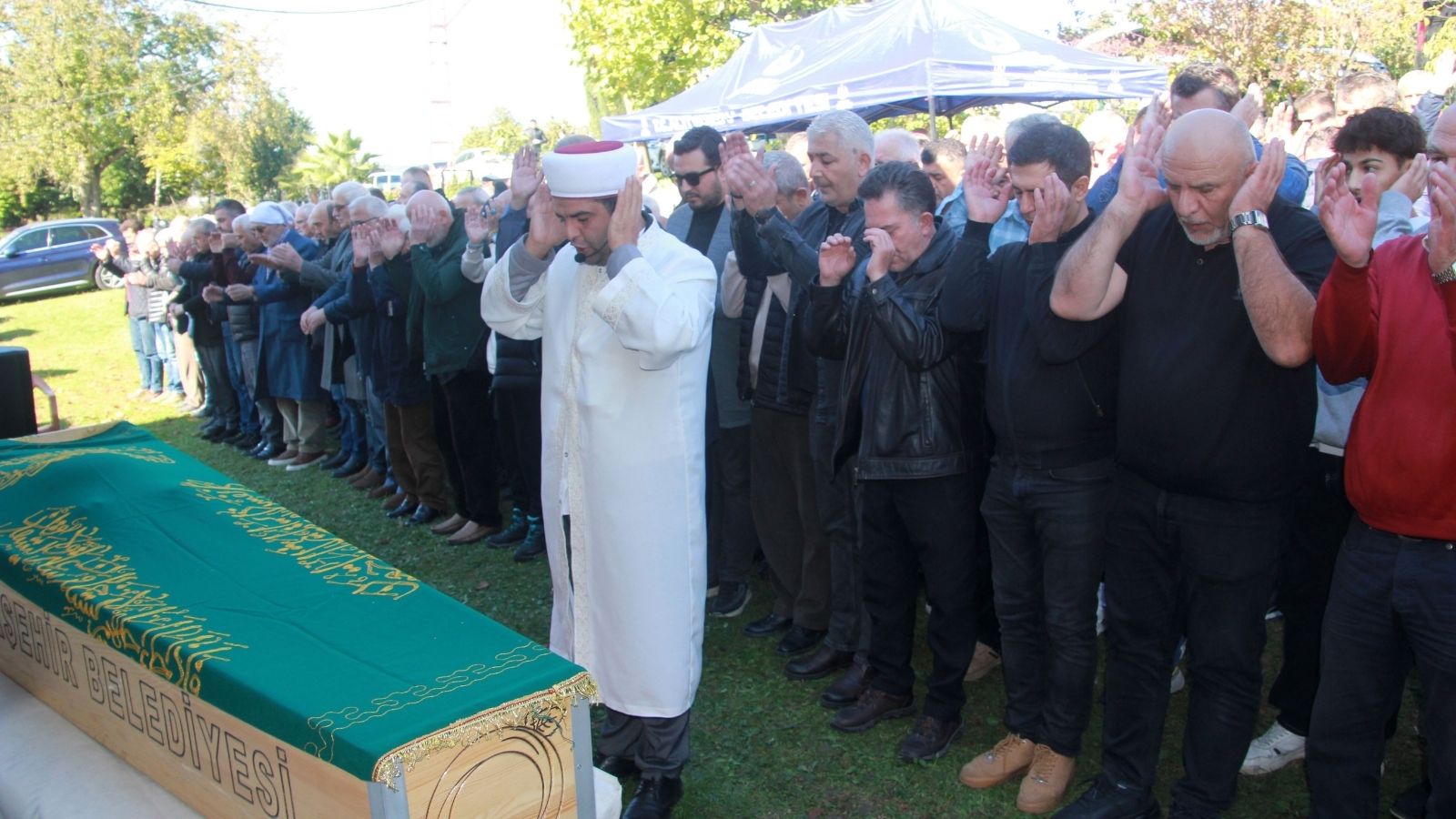 Ünlü şarkıcı Gülşen'in babası son yolculuğuna uğurlandı!