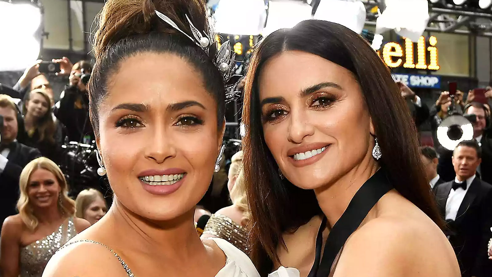 Kırmızı halıya Penelope Cruz ve Salma Hayek dostluğu damga vurdu: El ele poz verdiler