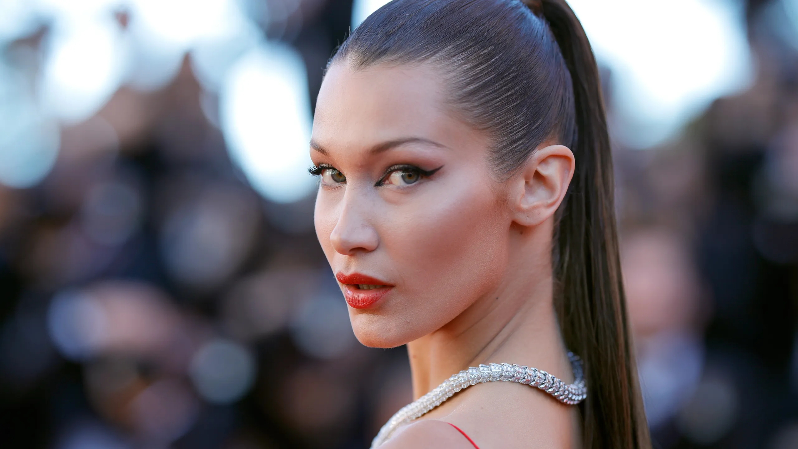 Altın orana göre en güzel yüz seçilen Bella Hadid’in yüzü nasıl yapılır? Kemikli yüz yapmanın sırları