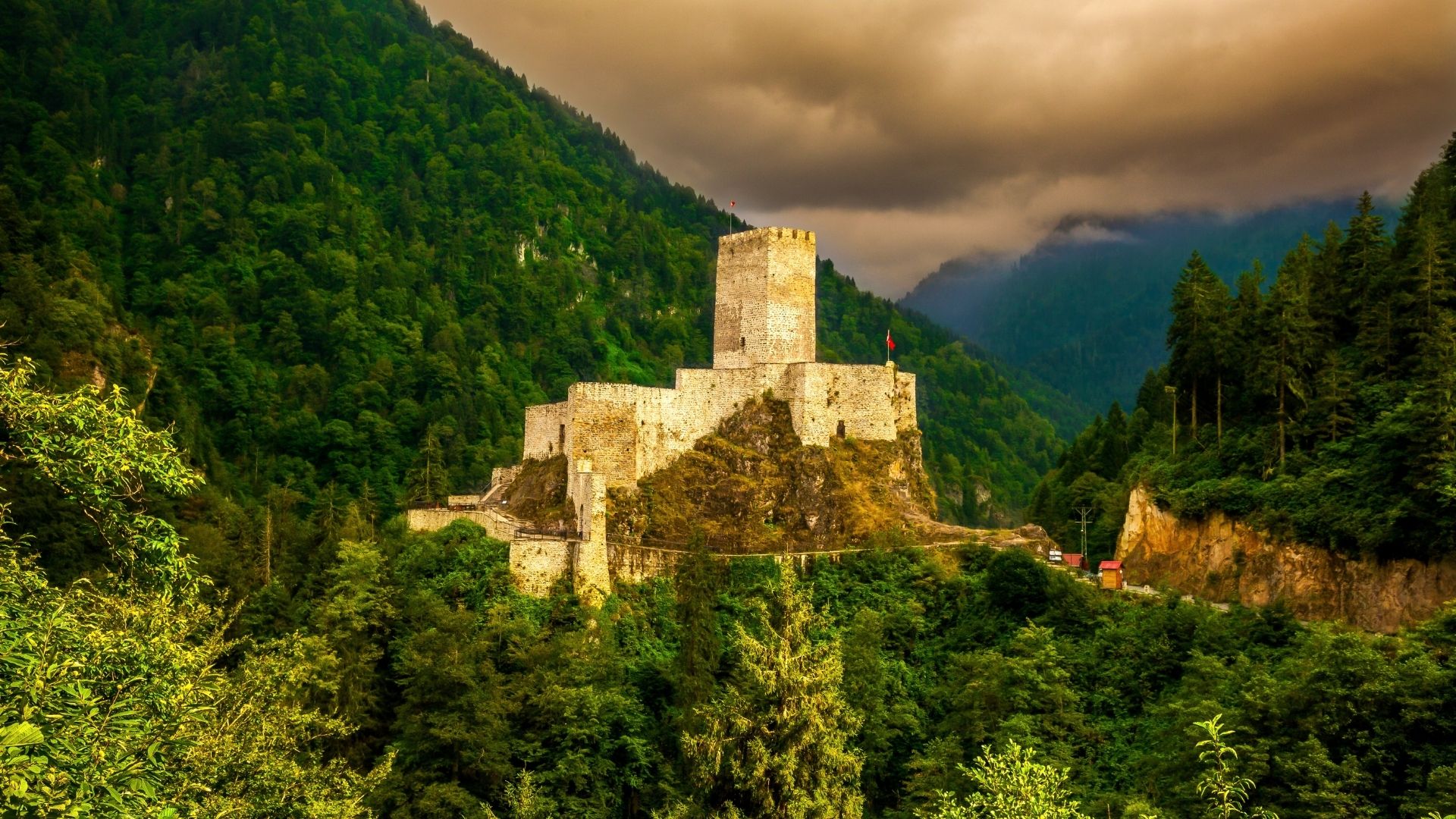 Karadeniz bölgesinde gezilmesi gereken tarih kokan yerler... Binlerce yıllık yapılar tarihe ışık tutuyor!