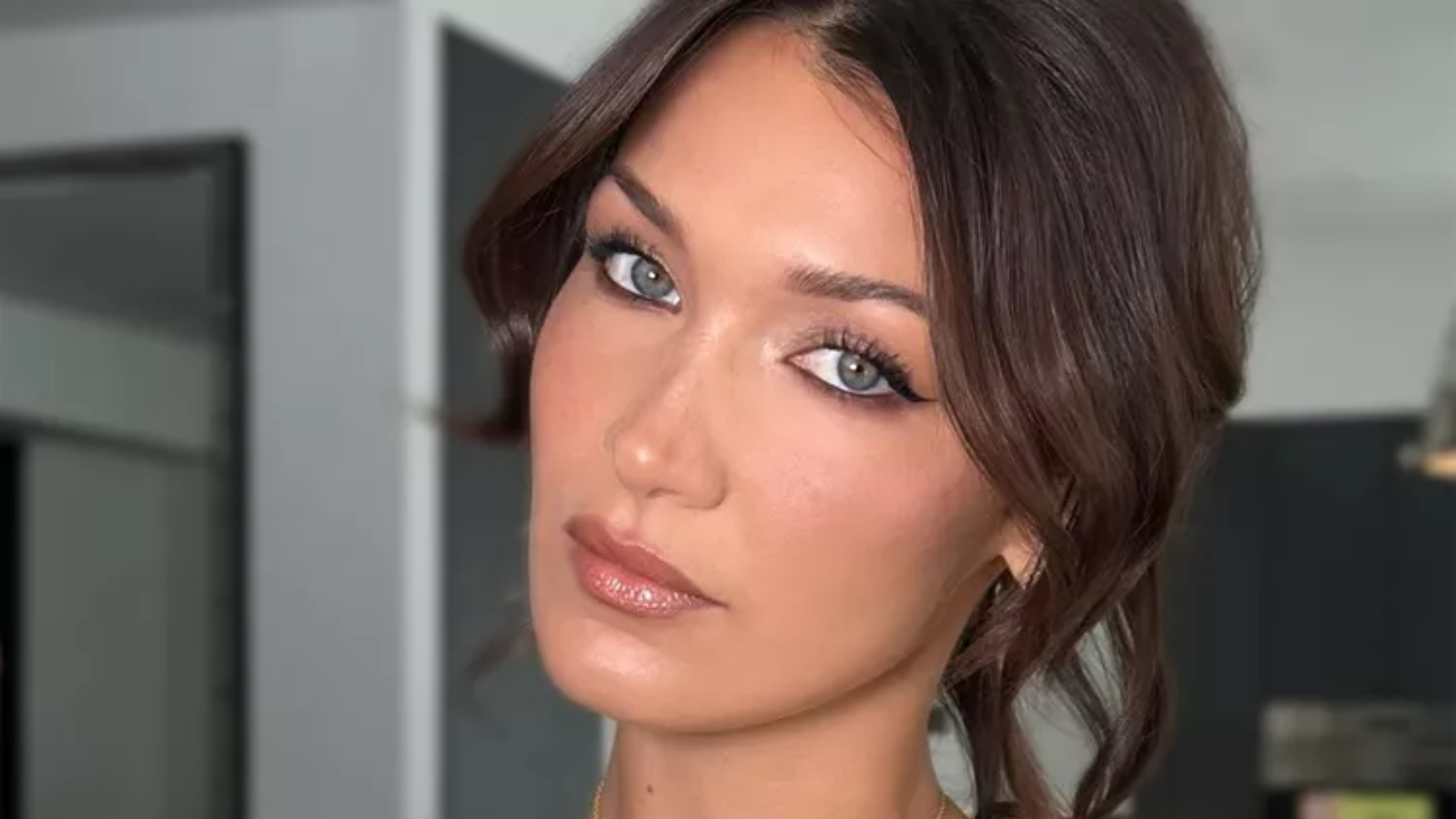 Bella Hadid'in 90'ların modasını geri getirdiği saç trendi büyük beğeni topladı!