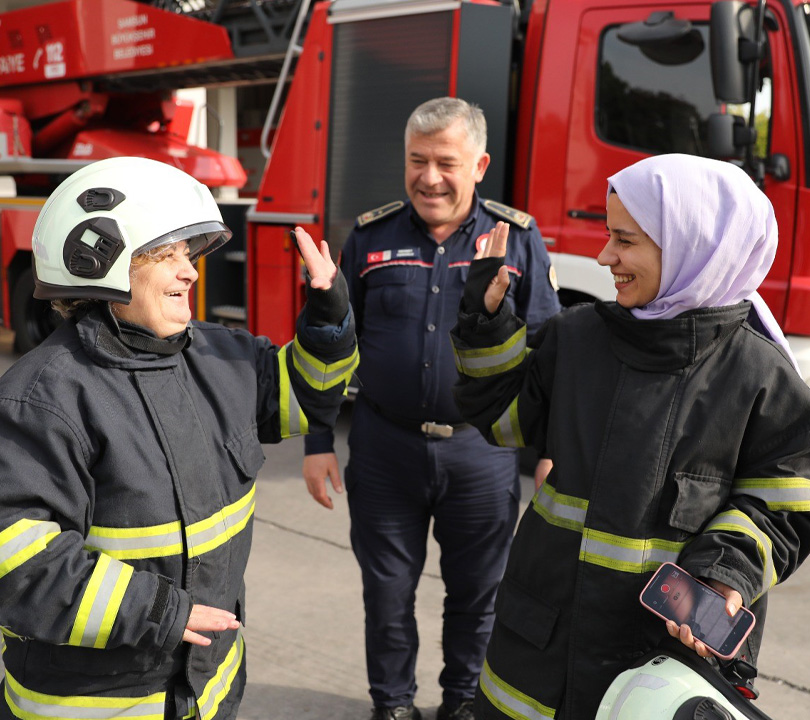 67 yaşındaki kadın 'itfaiyeci' olma hayaline kavuştu