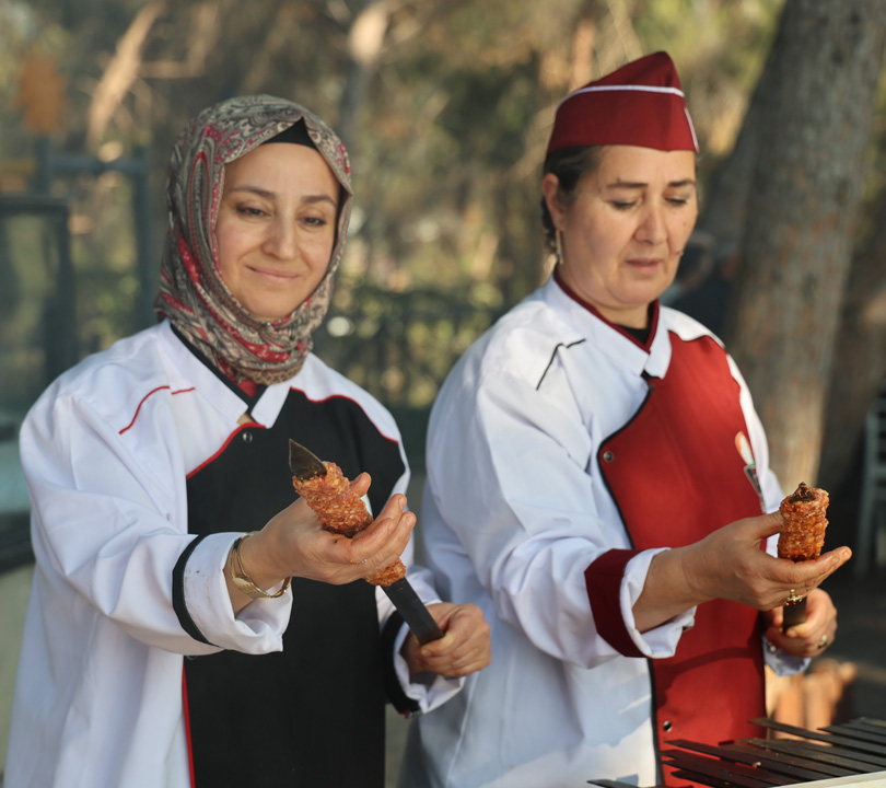 Adana'da Kebaba kadın eli değecek! Eğitim alıp sertifikalarına kavuştular