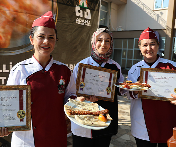 Adana’da Kebaba kadın eli değecek! Eğitim alıp sertifikalarına kavuştular