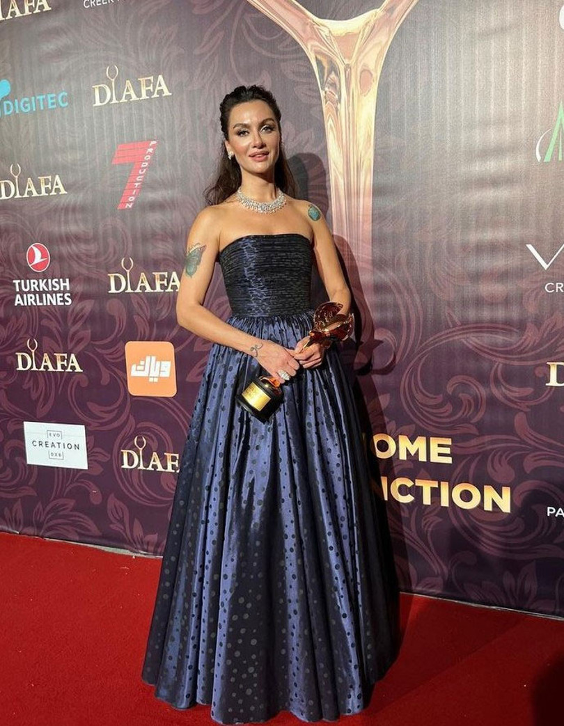 Oyuncu Birce Akalay dün gece Dubai'de ödül aldı. Geceye lacivert Özgür Masur imzalı elbisesi ile katıldı. Ödülünü alan ünlü isim konuşmasında; 