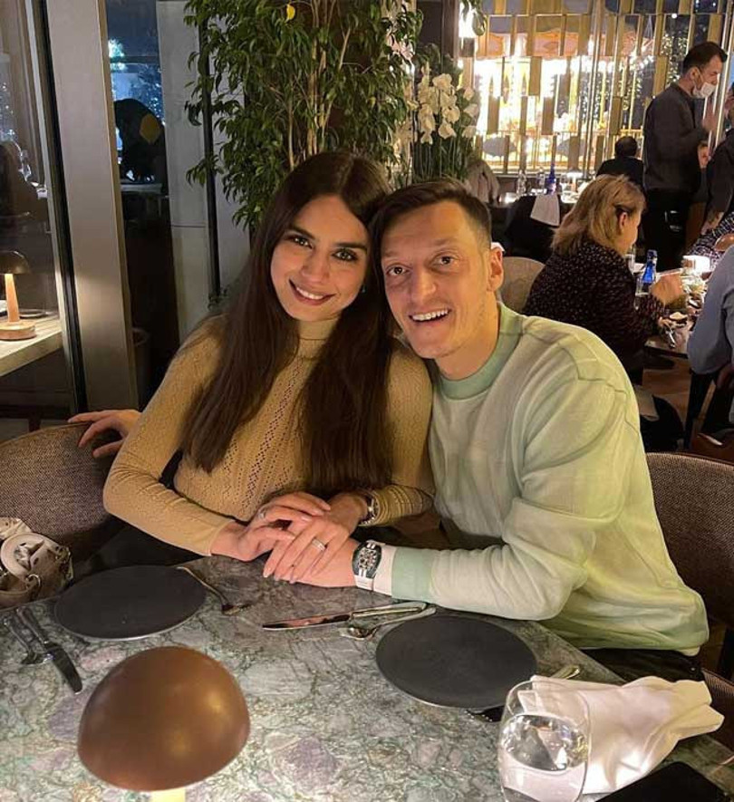 Şimdilerde Başakşehir'de forma giyen 34 yaşındaki Mesut Özil, 2014 yılında Amine Gülşe ile nikah masasına oturmuştu. Mutlu bir evlilikleri olan çift, geçtiğimiz günlerde ikinci çocuklarını kucaklarına almışlardı. 