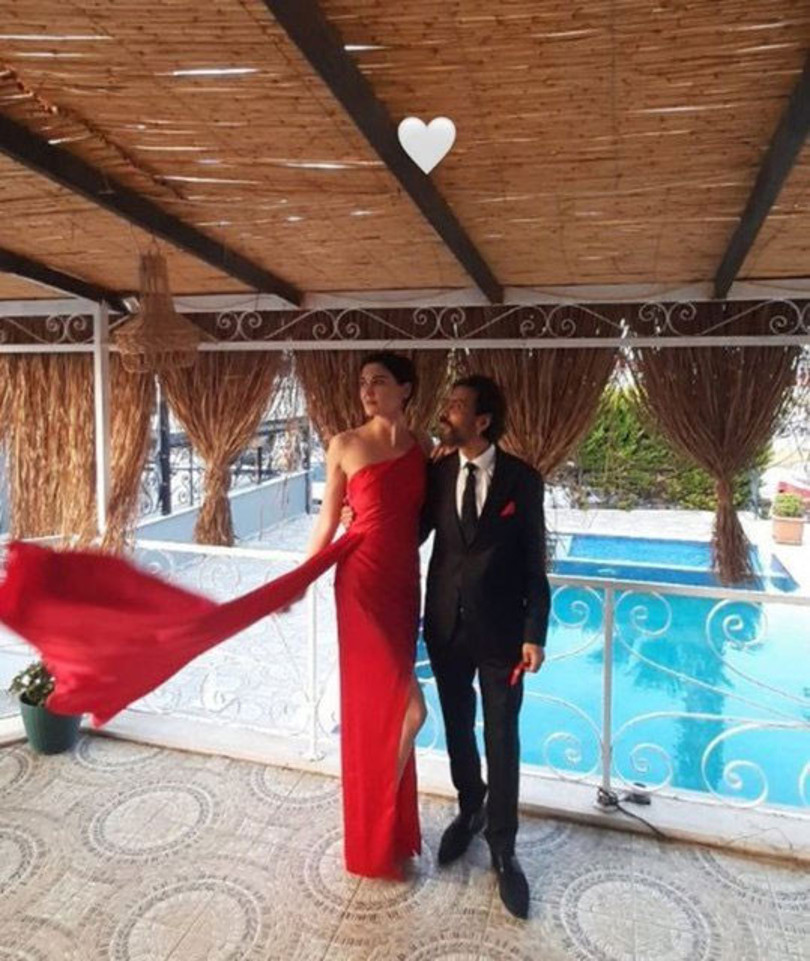 Oyuncu Sevcan Yaşar, kendisinden 18 yaş büyük erkek arkadaşı müzisyen İrsel Çivit ile 14 Kasım'da nişanlanmıştı. Mutlu haberi sosyal medya hesabından duyuran 32 yaşındaki oyuncu, kırmızı bir nişan elbisesi tercih etmiş ve binlerce tebrik mesajı almıştı.