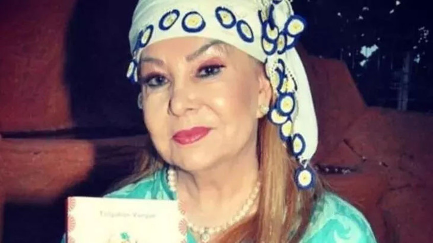 Geçtiğimiz nisan ayında 'Şarkılar Bizi Söyler' programına katılarak herkesi kendine hayran bırakan 81 yaşındaki şarkıcı Bedia Akartürk, bir kez daha sosyal medyanın gündemine oturdu.