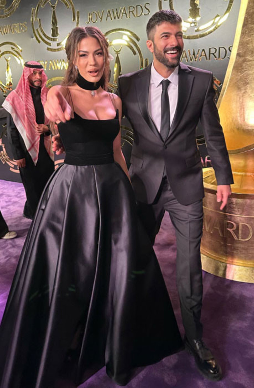 'Adım Farah' dizisi başrol oyuncuları Engin Akyürek ve Demet Özdemir, Joy Awards ödül törenine davet edildi.