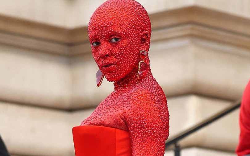 Paris Moda Haftası’na katılan Amerikalı ünlü rapçi Doja Cat, kırmızılar içindeki kostüm ve makyajıyla ilgi odağı oldu. Kylie Jenner’in aslan başlı elbisesinin önüne geçen Doja Cat, üzerinde 30 bin adet kristal taşıdı.